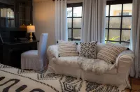 Cozy Historical Cottage In Petaluma Riverfront Art Gallery附近的飯店