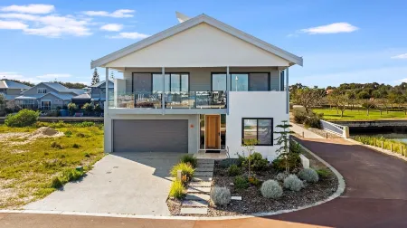 Two-Storey with Marina Views Отели в г. Джограф