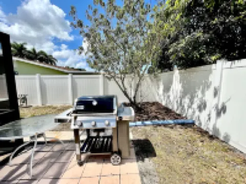 FREE Heated Pool, Weber Gas Grill, 3 miles to the beach!