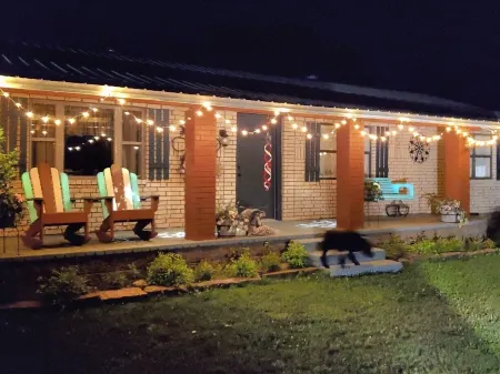 Rich Mountain Home Away - Fire Pit and Charcoal grill, Enjoy a cook out. Отели в г. Logan County