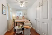 Charming 2-bedroom cottage in lovely Folsom with WiFi, AC and gorgeous views Hotels near St Tammany Parish Fair Grounds
