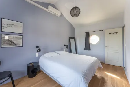 Upscale villa on the dune, a stone's throw from the beach