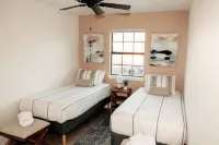 2 minutes to downtown! Hill Country Luxury Duplex TX Wine Trail - Home B Hotel a Blanco County