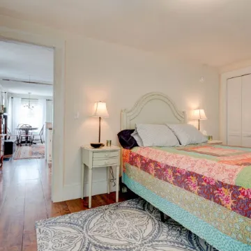 Charming Cottage on quiet street in Historic Eastport