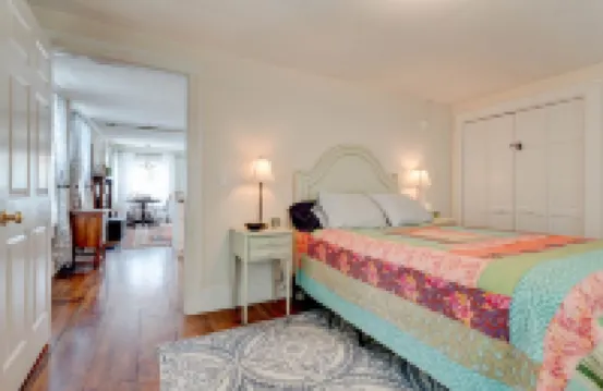 Charming Cottage on quiet street in Historic Eastport