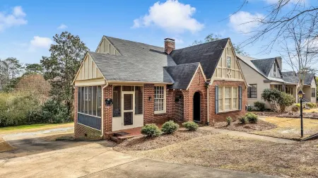 102 year old historic home in quiet park district comfy and quiet