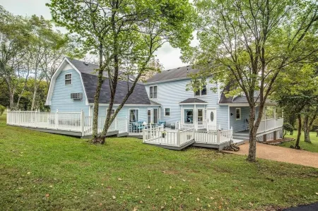 Mini Farmland Apartment with Free Range Chickens and a Beautiful Sunset Отели в г. Томпсонс Стейшен