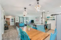 The Blue Fin Bungalow- Coastal Comfort & Beauty. 1 Block to the Beach -Sleeps 10