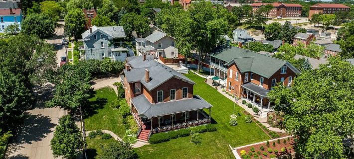 Charming Historic 4 Bedroom with Hot Tub Hotels in Dubuque County