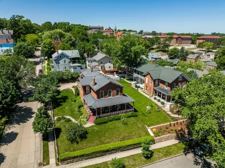 Charming Historic 4 Bedroom with Hot Tub Отели рядом с достопримечательностью «Университет Дабек»