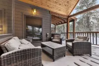 Expansive 7 bedroom, 3 car garage, 2 hot tubs, paved roads, wifi & pool access