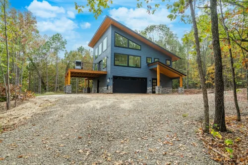 Modern Lakeview Escape