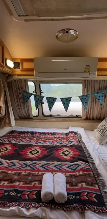 รถบ้านวิวแม่น้ำสำหรับ 2 ท่าน