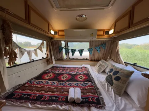 รถบ้านวิวแม่น้ำสำหรับ 2 ท่าน