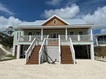 Dasoto Landing, A gated community with 3 min walk to pool, tennis court & beach. Отели в г. Дофин-Айленд