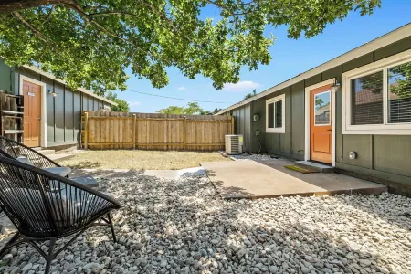 Funky Austin Getaway: 2-bedroom minutes away from Q2, Domain, & more. Отели рядом с достопримечательностью «Microelectronics Research Center Department of Electrical and Computer Engineering»