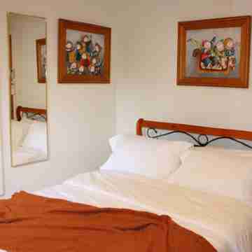 Hideaway apartment in bustling beachside suburb, short walk to city attractions Rooms