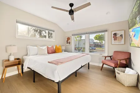 Newly Remodeled Modern House with Pool - Pet-Friendly Отели рядом с достопримечательностью «Valley Presbyterian Church»