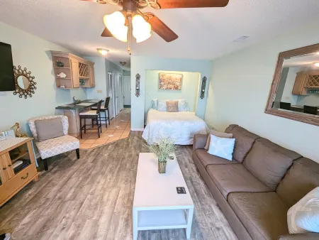 Relaxing Winter Getaway,  Directly on the Beach with Amazing Views Отели в г. Серфсайд Бич