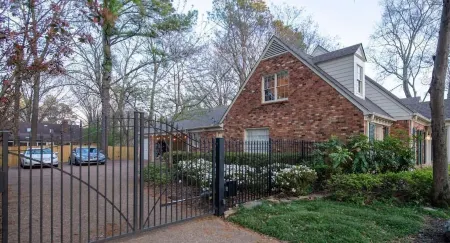 Kirby House: Sleeps 16, King bed, Hot Tub, Game Rooms, Gym, Gated/Free Parking