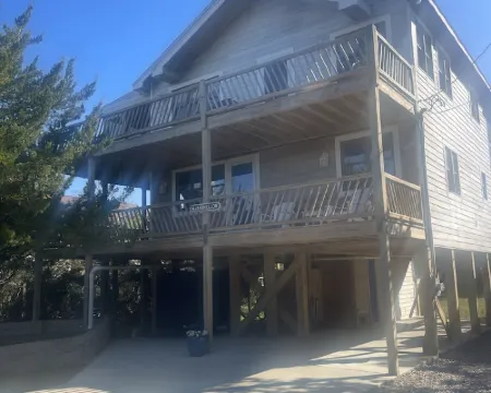 Three-bedroom house with views, decks, golf cart and home gym! Hotels in Hyde County