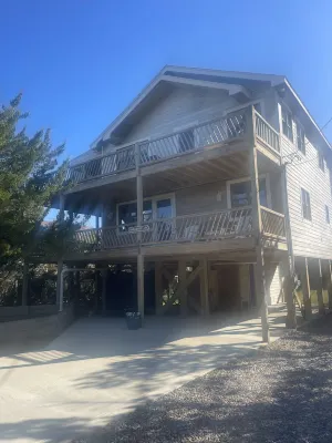 Three-bedroom house with views, decks, golf cart and home gym! Hotels in Ocracoke