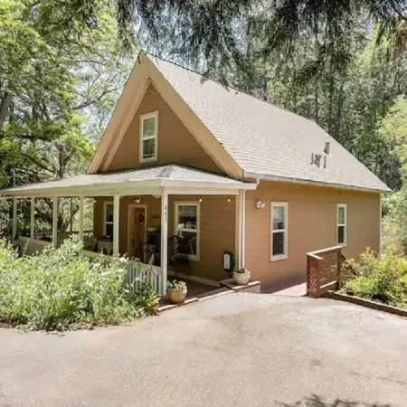 Private master bed/bath with separate entrance,10 min. walk to town.No clean fee