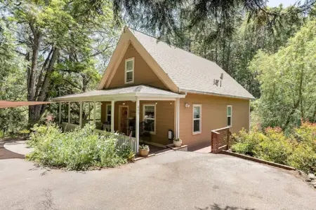 Private master bed/bath with separate entrance,10 min. walk to town.No clean fee