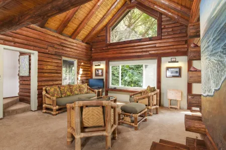 PERMITTED Charming LOG HOUSE in REAL Upcountry Maui. Magical and Peaceful!
