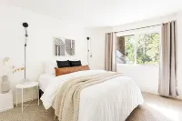 Modern Designer Cabin +EV Charger & Arcade - 3mi to Lakes Arrowhead & Gregory