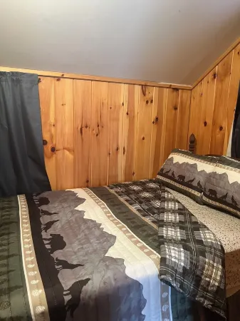 Remodeled cozy retreat with a lake front view on Devils Lake. Pet Friendly! Отели в г. Ленауи Каунти