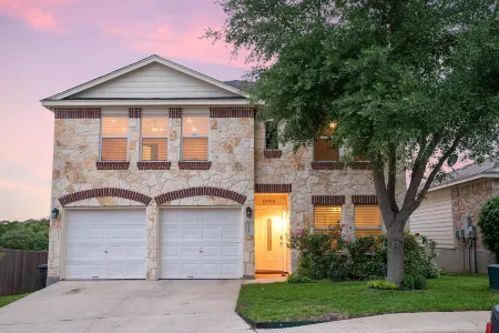 4-Bedroom 2.5-bath Villa Near UTSA Six Flags and Sea World