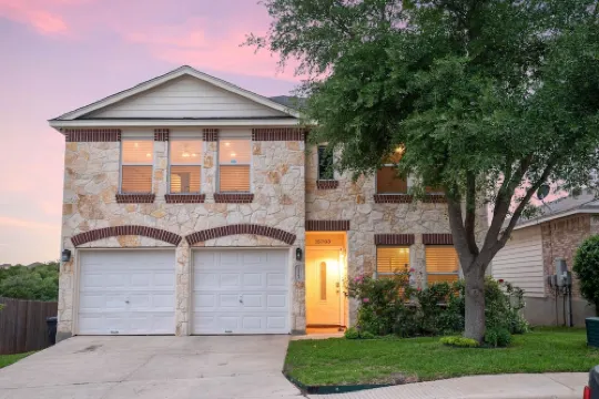 4-Bedroom 2.5-bath Villa Near UTSA Six Flags and Sea World