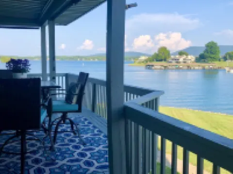 Bernard's Landing, Closest to Lake, Two Comfortable King Size Beds!