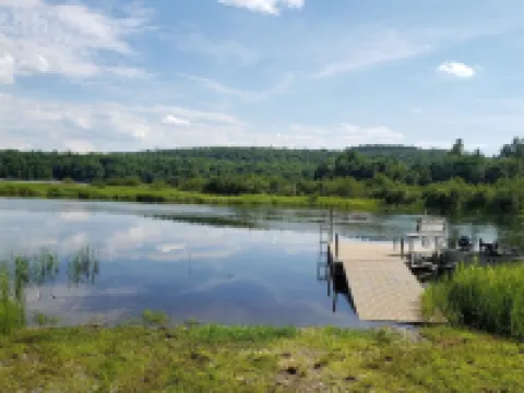 Bear Cabin: Charming 2-bedroom cabin with WiFi, AC in marvelous Sebec 皮斯卡特奎斯縣酒店