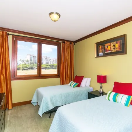Luxurious, Spacious, High-end Beachfront Vacation Villa Free Parking
