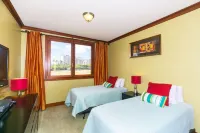 Luxurious, Spacious, High-end Beachfront Vacation Villa Free Parking