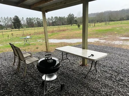 Spacious barndominium on scenic farmland. 5 miles from Guntersville boat ramp!