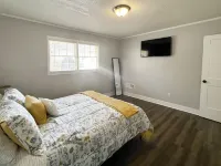 Cozy Apt. Near Downtown (2BR, 1BA, 3 beds) Hotels in Dunean