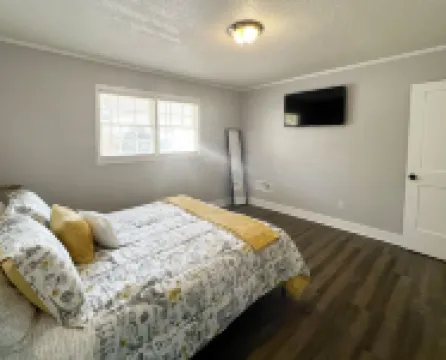 Cozy Apt. Near Downtown (2BR, 1BA, 3 beds)