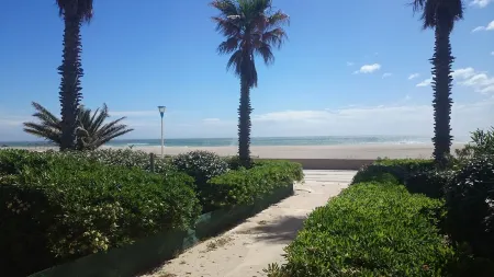 Apartment seafront luxury building Canet sud with parking WIFI access Отели рядом с достопримечательностью «Le Bleu 'N' Blue»