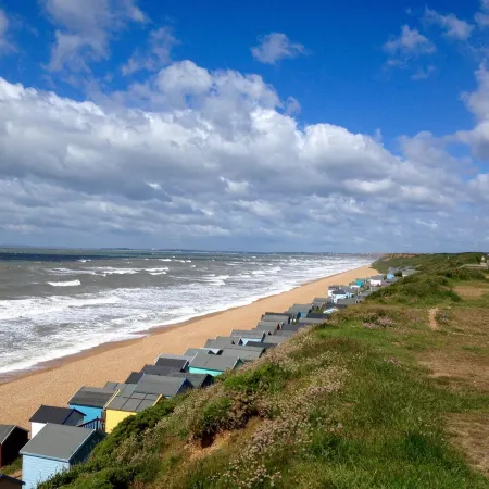 New Forest Barton-on-Sea cliff top, ground floor, garden apartmentBayside Отели в г. Нью Форест Дистрикт