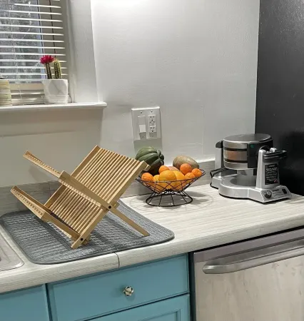 Neptune Bungalow a short ride to the beach Отели рядом с достопримечательностью «Ошен Гров Бич»