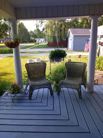 UPPER 3 rm.  studio B&B steps from beach & farm markt/shop'g.; dogs ok w/fee.