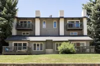 "Le Chalet Après" - Stylish Alpen Townhome - Walk to Express Bus