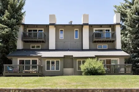 "Le Chalet Après" - Stylish Alpen Townhome - Walk to Express Bus