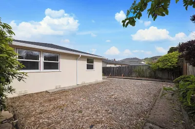 Walk to Beach -3 beds- 1 bath- Safe Town Remodeled Modern House I 20 min to SFO Hotels near Rockaway Beach