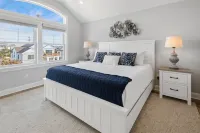 Brand-New Luxury Home with Amazing Bay Views/ SUNSETS-1 block to Ocean, Swim Spa Hotels near SCHI