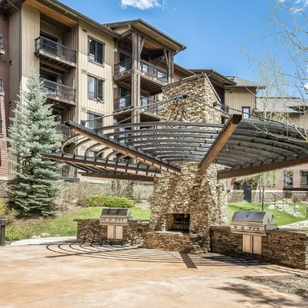 Beautifully renovated 1st floor condo just steps from Wildhorse Gondola