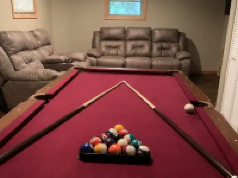 Lazy Bear Lodge 25 min to Beech Mountain Hot Tub and Pool Table 約翰遜縣酒店